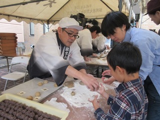 温泉まんじゅう祭写真.jpg