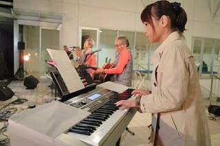 青木さん演奏.jpg